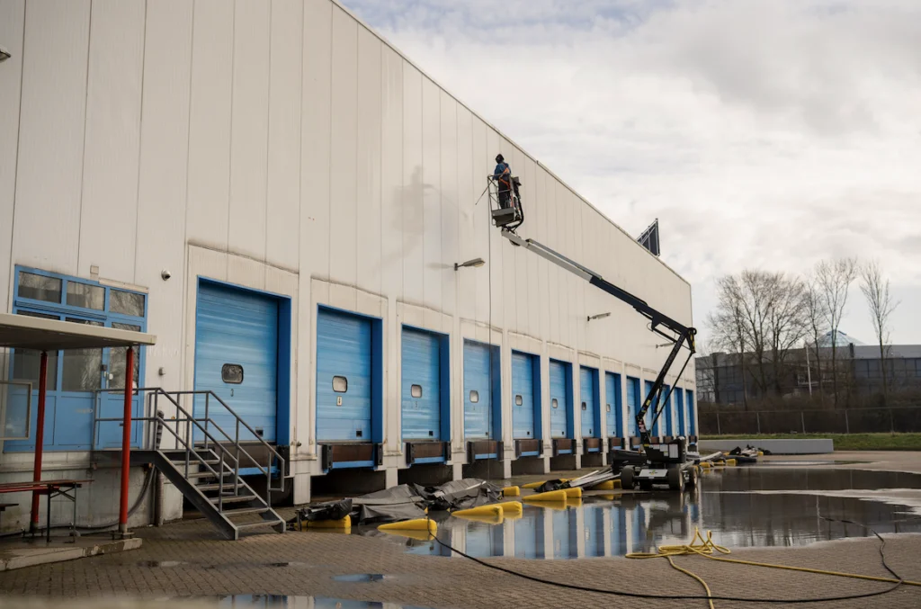 Gevel-onderhoud-gevel-reinigen-Property-Restyle-Group-logistiek-vastgoed-01