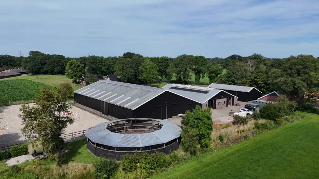 Gevel-renovatie-paarden-manege-Borre-Property-Restyle-Group-na-restylen-01
