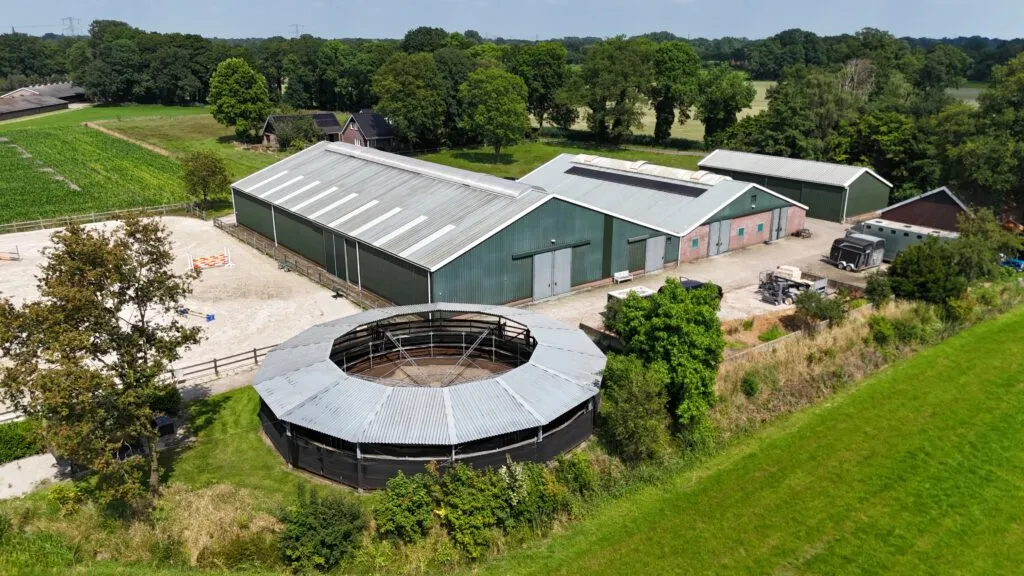 Gevel-renovatie-Paardenmanege-Borre-voor-restylen-door-Property-Restyle-Group-01