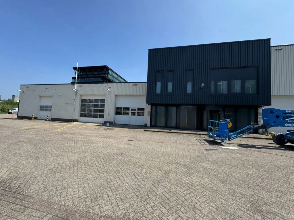Gevel-renovatie-damwand-coaten-spuiten-Property-Restyle-Group-voor-Base-Investments-tijdens-werkzaamheden-06